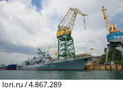 Флагман украинского военного флота сторожевой корабль (фрегат) "Гетман Сагайдачный" в Южной бухте Севастополя (2013 год). Редакционное фото, фотограф Виктор Карасев / Фотобанк Лори