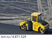 Дорожные работы. Двухвальцовый каток фирмы Bomag (2013 год). Редакционное фото, фотограф Александр Тарасенков / Фотобанк Лори