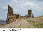 Развалины Генуэзской крепости. Судак (2013 год). Редакционное фото, фотограф Виктор Карасев / Фотобанк Лори