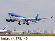 Airbus A340 (бортовой 4K-AZ85) авиакомпании Azerbaijan вылетает из Домодедово (2013 год). Редакционное фото, фотограф Alexei Tavix / Фотобанк Лори