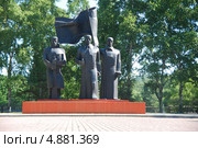 Сквер героям ВОВ. Город Артём Приморского края (2013 год). Редакционное фото, фотограф syngach / Фотобанк Лори