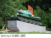 Памятник героям Великой Отечественной войны и танку Т-34. Город Артём Приморского края (2013 год). Редакционное фото, фотограф syngach / Фотобанк Лори