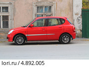 Автомобиль "Опель" красного цвета (2012 год). Редакционное фото, фотограф Анатолий Матвейчук / Фотобанк Лори