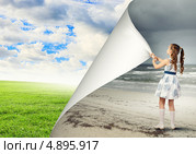 Девочка изменяет реальность, переворачивая страницу. Стоковое фото, фотограф Sergey Nivens / Фотобанк Лори