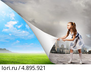 Изменяя реальность. Девочка переворачивает страницу. Стоковое фото, фотограф Sergey Nivens / Фотобанк Лори