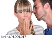 Мужчина рассказывает девушке секрет. Стоковое фото, фотограф Phovoir Images / Фотобанк Лори
