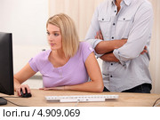Мужчина наблюдает за работой женщины. Стоковое фото, фотограф Phovoir Images / Фотобанк Лори