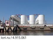 Нефтеналивной терминал на набережной Калининграда. Стоковое фото, фотограф Игорь Долгов / Фотобанк Лори