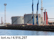 Нефтеналивной терминал на набережной Калининграда. Стоковое фото, фотограф Игорь Долгов / Фотобанк Лори