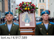 Совместный крестный ход десантников и православных священников в день Святого Илии пророка и ВДВ на улице Ильинке города Москвы (2013 год). Редакционное фото, фотограф Николай Винокуров / Фотобанк Лори