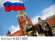 Курсант с российским триколором и ветеран Воздушно-десантных войск стоят у Спасской башни московского Кремля в День ВДВ (2013 год). Редакционное фото, фотограф Николай Винокуров / Фотобанк Лори
