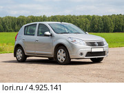 Автомобиль "Renault Sandero" (2013 год). Редакционное фото, фотограф Сергей Лаврентьев / Фотобанк Лори