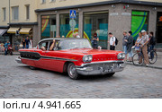 Pontiac Super Chief, 4-дверный седан 1957 г.в. в Хямеенлинне, Финляндия (2013 год). Редакционное фото, фотограф Виктор Карасев / Фотобанк Лори