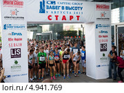 Спортсмены-любители на первом в России состязания "Забег в высоту" на небоскреб "Город столиц" в День Строителя, Москва (2013 год). Редакционное фото, фотограф Николай Винокуров / Фотобанк Лори