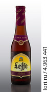 Бельгийское пиво Leffe Radieuse полутёмное крепкое, бутылка на сером фоне (2013 год). Редакционное фото, фотограф verbaska / Фотобанк Лори