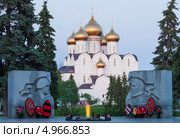 Ярославль, Вечный огонь и Успенский собор (2013 год). Редакционное фото, фотограф Литвяк Игорь / Фотобанк Лори