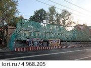 Москва.Полуразрушенное здание в сетке -  жилой дом Н.П. Баулина,  Здание построено в 1846 году (г. Москва, ул. Николоямская, д. 52, стр.1) (2013 год). Редакционное фото, фотограф Татьяна Белова / Фотобанк Лори