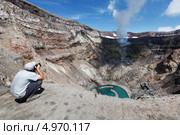 Турист фотографирует в кратере вулкана Горелый на Камчатке. Стоковое фото, фотограф А. А. Пирагис / Фотобанк Лори