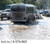 Наводнение в Хабаровске. Подтоплена одна из транспортных магистралей города улица Пионерская (2013 год). Редакционное фото, фотограф Сергей Заводенко / Фотобанк Лори