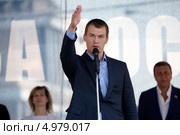 Кандидат в мэры Москвы и депутат Государственной Думы от фракции ЛДПР Михаил Владимирович Дегтярев жестикулирует на сцене на митинге 22 августа 2013. Редакционное фото, фотограф Николай Винокуров / Фотобанк Лори