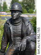 Скульптура "Нефтяник". Город Лангепас (2013 год). Редакционное фото, фотограф Вероника Павлова / Фотобанк Лори