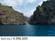 Средиземное море, бухта Са Калобра, Майорка, Испания (2011 год). Стоковое фото, фотограф Юлия Белоусова / Фотобанк Лори