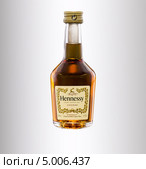 Минибутылочка коньяка Hennessy Cognac VS (2012 год). Редакционное фото, фотограф verbaska / Фотобанк Лори