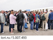 Очередь на КПП МАКС-2013. Редакционное фото, фотограф Алёшина Оксана / Фотобанк Лори