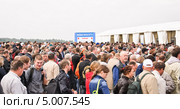 Посетители МАКС-2013 на КПП. Редакционное фото, фотограф Алёшина Оксана / Фотобанк Лори