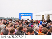 Рекламный щит в толпе людей около входа на МАКС-2013. Редакционное фото, фотограф Алёшина Оксана / Фотобанк Лори