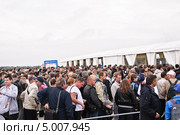 Толпа людей около входа на МАКС-2013. Редакционное фото, фотограф Алёшина Оксана / Фотобанк Лори