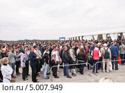 Огромная очередь в ожидании входа на МАКС-2013. Редакционное фото, фотограф Алёшина Оксана / Фотобанк Лори