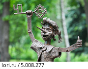 Скульптура Буратино в парке Киева (2009 год). Редакционное фото, фотограф Юрий Брыкайло / Фотобанк Лори