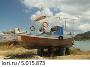 Старые лодки на берегу (Закинтос, Греция) (2013 год). Редакционное фото, фотограф Хименков Николай / Фотобанк Лори