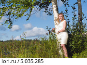 Девушка наслаждается отдыхом на природе. Стоковое фото, фотограф Pukhov K / Фотобанк Лори