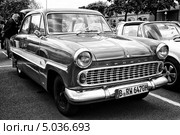 Автомобиль Ford Taunus 12M. Черно-белый. Стилизация. Крупное зерно (2013 год). Редакционное фото, фотограф Sergey Kohl / Фотобанк Лори