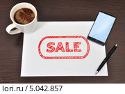 Чашка кофе, сматрфон, ручки и белый лист бумаги со словом SALE. Стоковое фото, фотограф Виталий Китайко / Фотобанк Лори