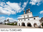 Надвратная церковь Иоанна Богослова (1670) Михайло-Архангельского монастыря. Юрьев-Польский (2012 год). Редакционное фото, фотограф Охотникова Екатерина *Фототуристы* / Фотобанк Лори
