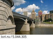 Бородиский мост и здание МИДа в Москве (2013 год). Редакционное фото, фотограф Денис Ларкин / Фотобанк Лори