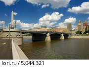 Бородиский мост и здание МИДа в Москве (2013 год). Редакционное фото, фотограф Денис Ларкин / Фотобанк Лори