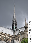 Центральный шпиль собора Парижской Богоматери, Нотр-Дам-де-Пари (Notre-Dame de Paris), Париж, Франция (2013 год). Стоковое фото, фотограф Дарья Кравченко / Фотобанк Лори