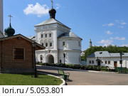 Церковь Николая Чудотворца, церковная лавка и трапезная палата Свято-Успенского Трифонова мужского монастыря, город Киров (Вятка) (2013 год). Стоковое фото, фотограф Алексей Гусев / Фотобанк Лори