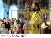 Спасский храм Солнечногорского района. Воскресная литургия (2013 год). Редакционное фото, фотограф Дмитрий Неумоин / Фотобанк Лори