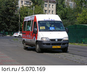 Автолайн № 436мм идет по улице Халтуринский проезд, Москва (2013 год). Редакционное фото, фотограф lana1501 / Фотобанк Лори