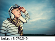 Мальчик в шлеме пилота приложил руку ко лбу. Стоковое фото, фотограф Raev Denis / Фотобанк Лори