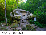 Памятник истории - Волконский дольмен, Волконка, курорт Сочи (2013 год). Редакционное фото, фотограф Игорь Архипов / Фотобанк Лори