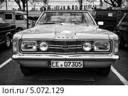 Автомобиль Ford Taunus TC GXL Coupe. Черно-белый. Стилизация под пленку. Крупное зерно (2013 год). Редакционное фото, фотограф Sergey Kohl / Фотобанк Лори