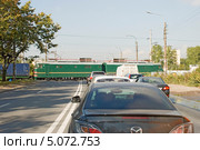 Железнодорожный переезд в городе. Санкт-Петербург (2013 год). Редакционное фото, фотограф Александр Щепин / Фотобанк Лори