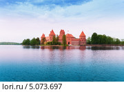 Озеро Гальве и Тракайский замок, Литва (2013 год). Стоковое фото, фотограф Сергей Новиков / Фотобанк Лори