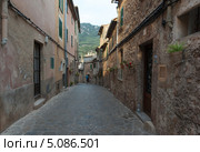 Узакя улица в горном селении Valldemossa, Майорка, Испания (2011 год). Стоковое фото, фотограф Юлия Белоусова / Фотобанк Лори